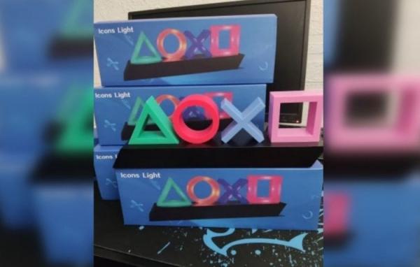 Настольная лампа PlayStation. Лампа в стиле PS понравится даже тем, у кого нет приставки. Настольная лампа PlayStation. Лампа в стиле PS понравится даже тем, у кого нет приставки. Фото.