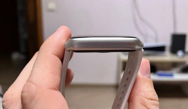 Какой недорогой фитнес-браслет выбрать. У HONOR CHOICE Band тонкий закгруленный корпус из приятного материала. Фото.