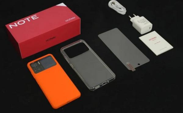 Хороший смартфон на Андроид до 10 000. Стильная задняя крышка придает смартфону премиальности. Фото.
