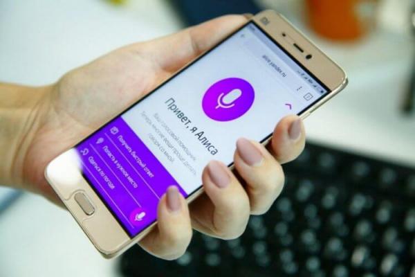 Почему Алиса не работает на заблокированном экране. У многих производителей нет своего ассистента, а Алиса не работает на экране блокировки вообще ни на одном смартфоне. Фото.