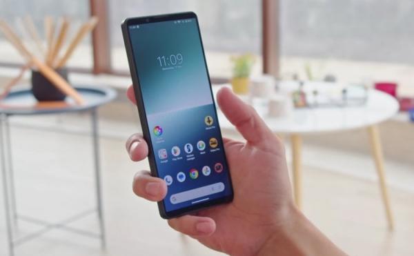 Особенности смартфонов Sony. Даже экран самого крутого смартфона Sony имеет довольно крупные рамки. Фото: GSMArena Official. Фото.