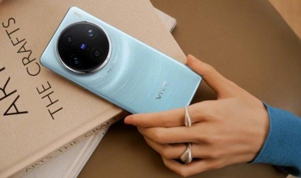 Отличия vivo X100 и vivo X100 Pro. Внешне «прошка» не отличается от старшей версии. Фото.
