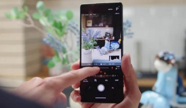Смартфоны Sony 2023 года. Компактный корпус не позволяет Sony разместить крутые камеры, а потому вынужден отдуваться фирменный софт. Фото: GSMArena Official. Фото.