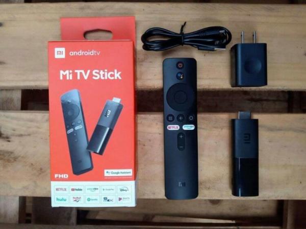 Стоит ли покупать Xiaomi Mi TV Stick 4k. При покупке Xiaomi Mi TV Stick 4K вы получите даже блок питания в комплекте. Источник: dignited.com. Фото.