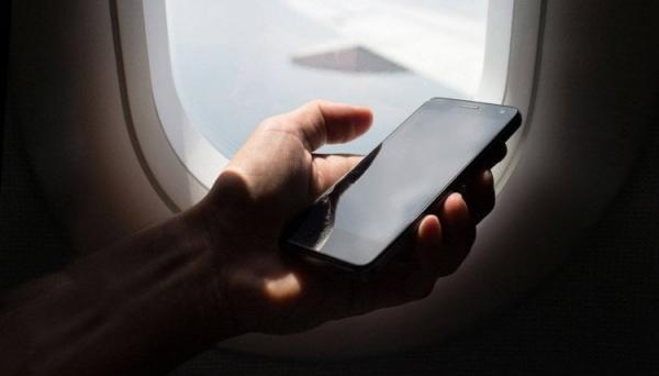 Как правильно пользоваться смартфоном во время полета. Ограничения носят формальный характер, но старайтесь их соблюдать. Как правильно пользоваться смартфоном во время полета. Ограничения носят формальный характер, но старайтесь их соблюдать. Фото.