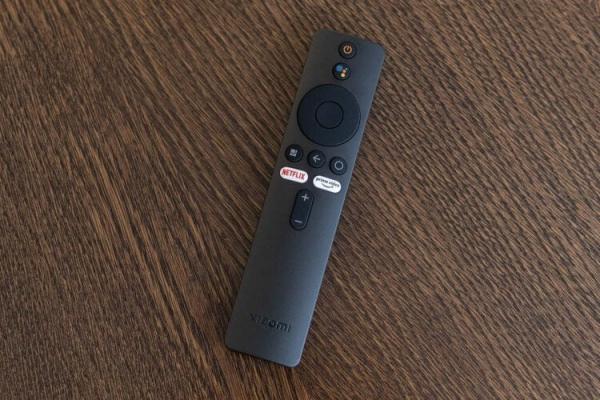 Стоит ли покупать Xiaomi Mi TV Stick 4k. С помощью пульта от Стика можно включать телевизор и управлять громкостью. Источник: trashbox.ru. Фото.