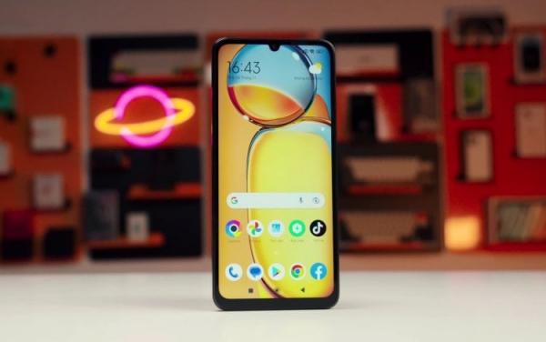 Смартфон с большим экраном. Большой и довольно яркий экран POCO C65. Фото: F.A CHANNEL. Смартфон с большим экраном. Большой и довольно яркий экран POCO C65. Фото: F.A CHANNEL. Фото.