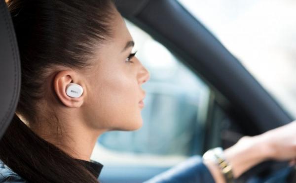 Качество микрофона в наушниках. Хорошие Bluetooth-наушники имеют несколько микрофонов для передачи звука высокого качества. Фото.