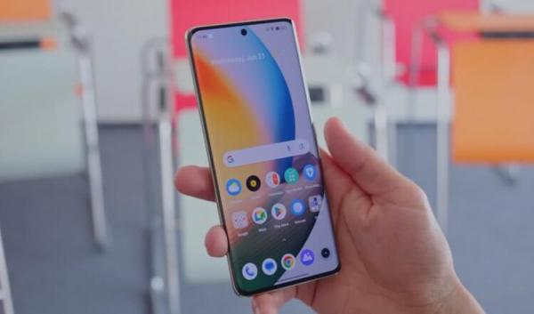 realme 11 Pro — телефон с изогнутым экраном. Изогнутые края обеспечивают полное погружение в происходящее на экране. Фото: GSMArena Official. realme 11 Pro — телефон с изогнутым экраном. Изогнутые края обеспечивают полное погружение в происходящее на экране. Фото: GSMArena Official. Фото.