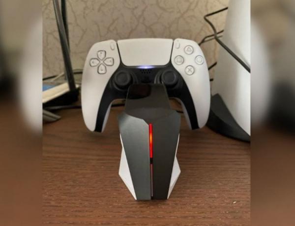 Зарядка для геймпадов PS5. Эта док-станция оперативно зарядит ваши геймпады от PS5. Фото.