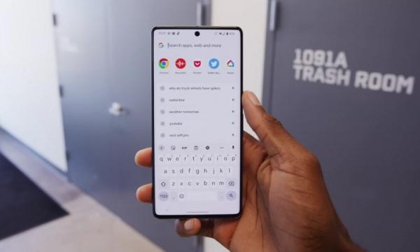 Прошлогодний флагман Google Pixel 7 Pro. Симметричные рамки и большой запас яркости — главные достоинства экрана Pixel 7 Pro. Фото: Marques Brownlee. Фото.