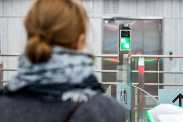 Как правильно пользоваться оплатой по биометрии в метро. Смотреть нужно в камеру справа. Вы не пропустите ее. Фото: Мосметро. Фото.
