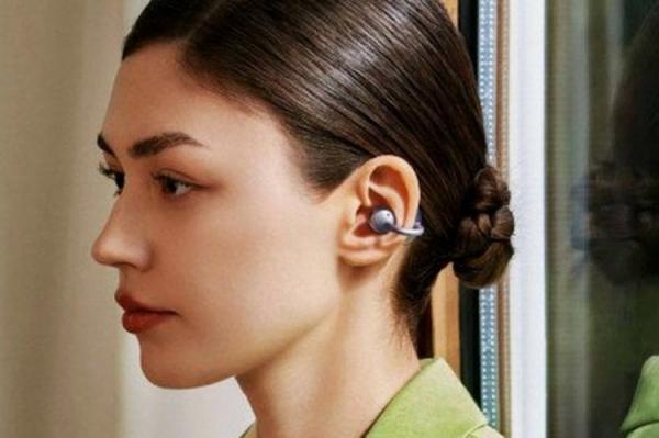 Новые наушники HUAWEI. Так будут сидеть в ухе новые наушники. Необычно. Фото.
