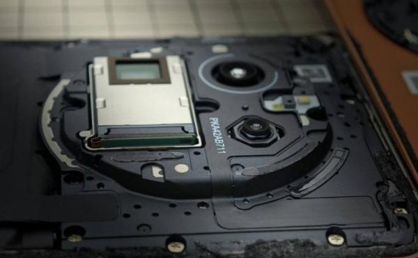Недорогой смартфон с хорошей камерой. Тройная камера в разобранном виде смартфона realme GT5 Pro. Фото.