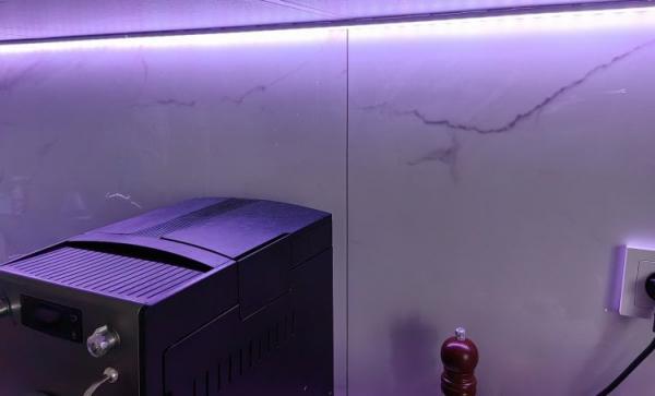 Стоит ли покупать светодиодную ленту Сбера. В реальности свет от ленты более яркий и насыщенный. Фото.