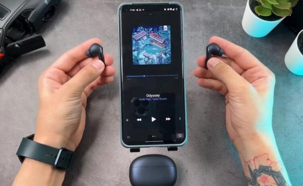 Режим обнаружения наушников. Многие Bluetooth-наушники ставят воспроизведение на паузу, когда вы достаете их. Фото: Польза NET. Фото.