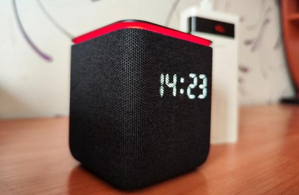 Яндекс Станция Миди с Алисой и Zigbee. Далеко не каждый повербанк потянет Яндекс Станцию Миди. Фото.