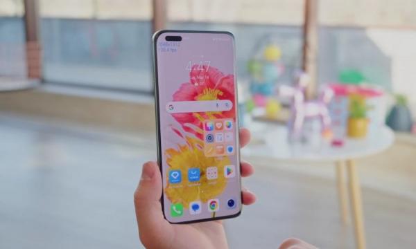 Камерофон HONOR Magic5 Pro. Такой вырез под фронтальную камеру устроит не каждого. Фото: GSMArena Official. Фото.
