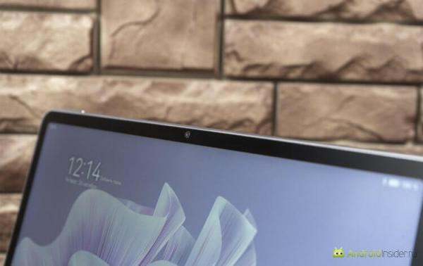 Как снимает HUAWEI MatePad Air. Над фронталкой экран не матовый, что сильно выделяет ее на передней панели. Фото.