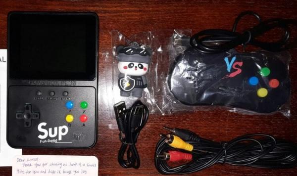 Портативная игровая консоль. Игровая консоль с сотнями игр — идеальный подарок для тех, кто любит необычные гаджеты. Портативная игровая консоль. Игровая консоль с сотнями игр — идеальный подарок для тех, кто любит необычные гаджеты. Фото.