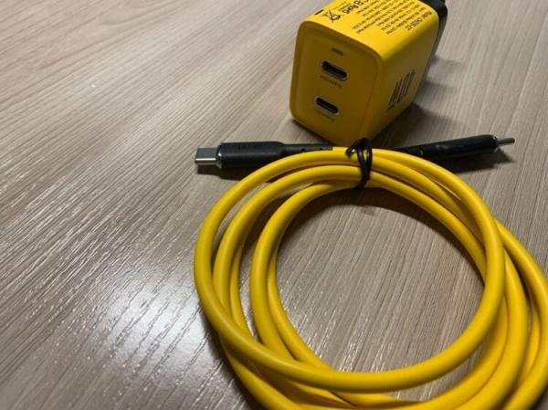 Адаптер для зарядки с Type-C. Зарядка с двумя Type-C — скромный, но очень полезный подарок. Адаптер для зарядки с Type-C. Зарядка с двумя Type-C — скромный, но очень полезный подарок. Фото.