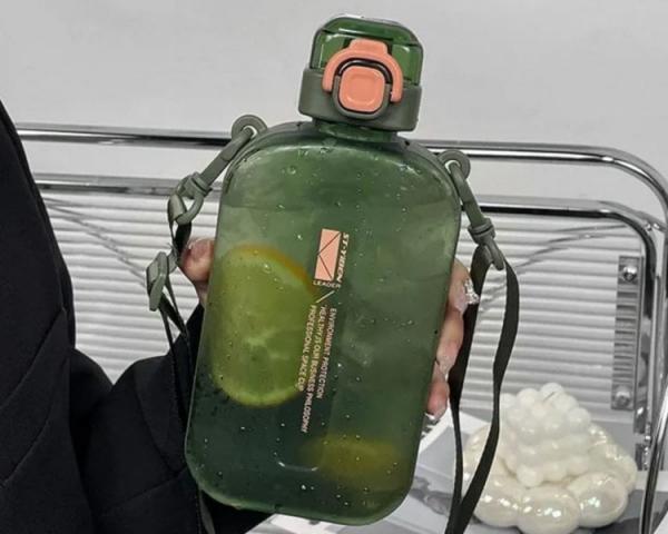 Необычная бутылка для воды. Стильная бутылка подходит для самых разных напитков. Фото.