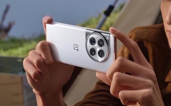 Характеристики OnePlus 12. Большой аккумулятор в большом корпусе. Фото.