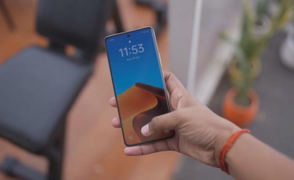 Характеристики realme 12 Pro и realme 12 Pro+. У смартфонов одинаково крутой экран со встроенным сканером. Фото: Gyan Therapy. Фото.