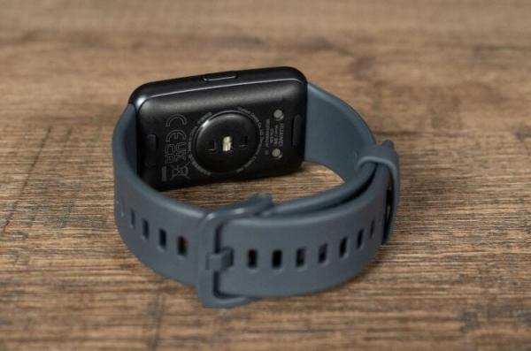 Недорогие смарт-часы Huawei. Watch Fit SE имеет алюминиевый корпус, который предельно легок. Фото.