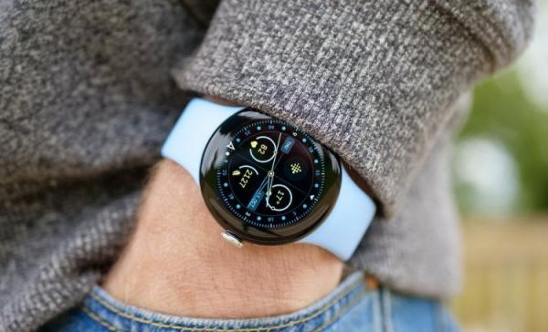 Надежность Google Pixel Watch 2. Изогнутый экран смотрится красиво, но надежности это не добавляет. Фото.