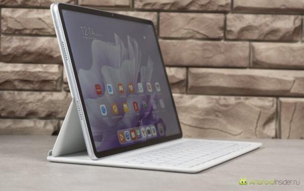 Обзор HUAWEI MatePad Air PaperMatte Edition. На боковых гранях корпуса есть только кнопки, микрофоны и динамики. Слотов нет. Фото.