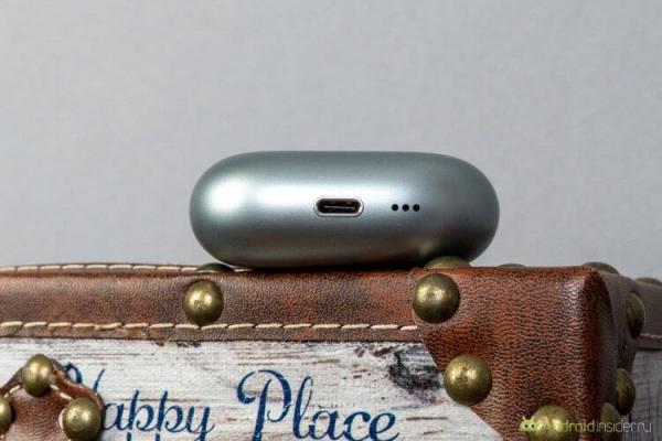 Легкие и удобные наушники. Зарядка, как положено, через USB Type-C, но есть еще и беспроводная. Фото.