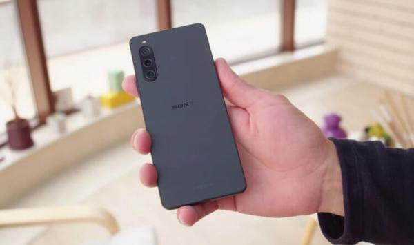 Недорогой камерофон Sony Xperia 10 V. С нормальными камерофонами эта модель не имеет ничего общего. Фото: GSMArena Official. Фото.