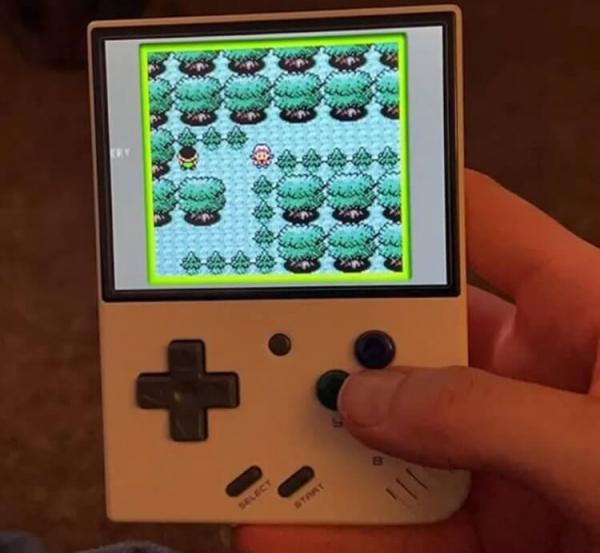 Карманная игровая консоль. Игровая консоль подойдет тем, кому надоело играть на сенсорном экране. Фото.