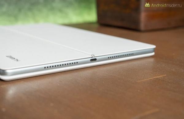 Планшет с быстрой зарядкой. Зарядка через USB Type-C, как и положено. Фото.