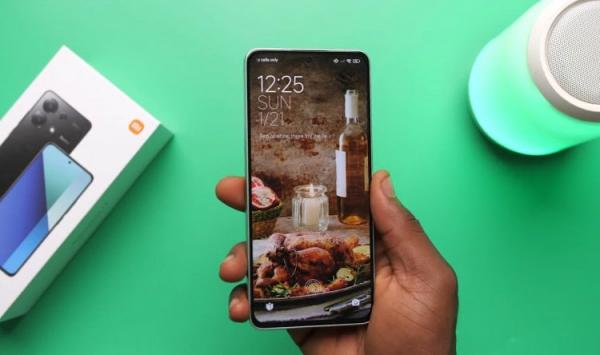 Redmi Note 13 — недорогой, но хороший смартфон. Вы когда-нибудь видели недорогой смартфон с настолько безрамочным экраном? А это Redmi Note 13! Фото: Eugoson Quorch. Фото.