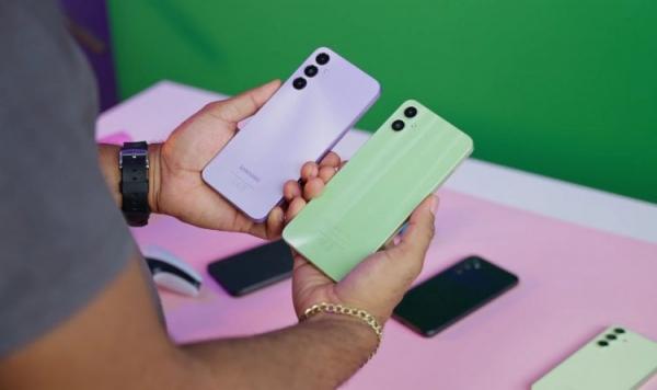Сравнение Galaxy A05 и Galaxy A05s. Galaxy A05s можно отличить по тройной камере. Фото: Oscarmini. Фото.