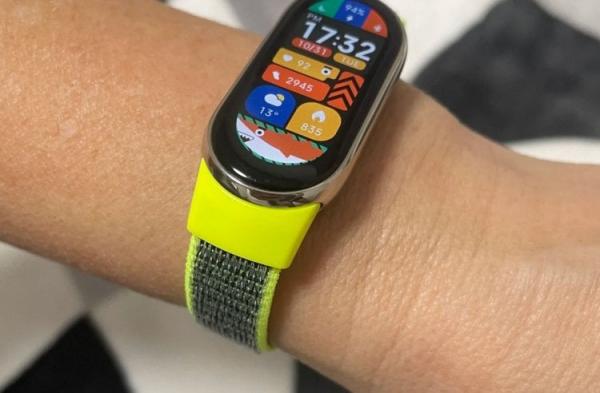 Крутой ремешок для Mi Band. Такой ремешок не стыдно надеть на тренировку или в офис. Фото.