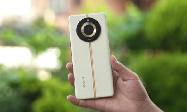 Стильный смартфон realme 11 Pro от дизайнера GUCCI. Красивый смартфон от дизайнера GUCCI. Фото: GadgetByte. Фото.