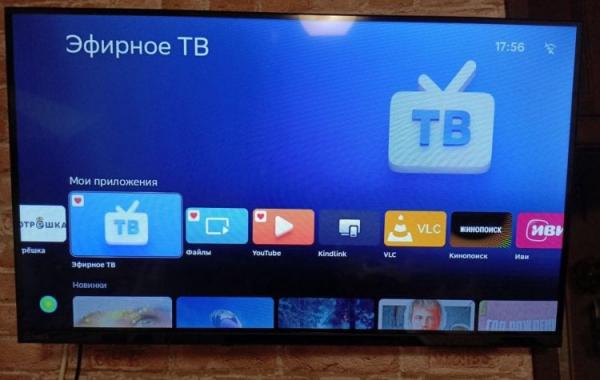 Стоит ли покупать телевизор Сбер. Небольшой телевизор Сбера не стыдно поставить в небольшую комнату. Фото.
