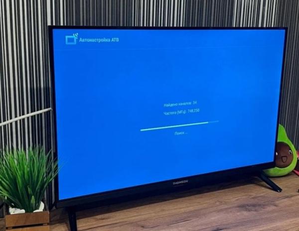 Телевизор для кухни с WI-Fi на 32 дюйма. Телевизор Thomson подойдет для кухни любого размера. Фото.