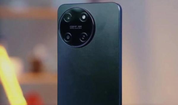 Сбалансированный смартфон realme 11. У realme 11 оптимальный баланс за свои деньги. Фото.