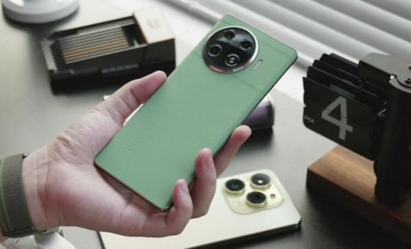 Новый смартфон TECNO Spark 20 Pro+. В зеленой версии спинка смартфона выполнена из экокожи. Фото: gizmochina. Новый смартфон TECNO Spark 20 Pro+. В зеленой версии спинка смартфона выполнена из экокожи. Фото: gizmochina. Фото.
