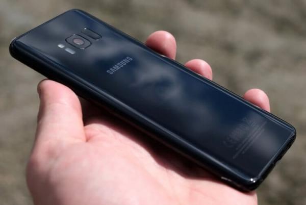 Сколько должен обновляться смартфон. Это Galaxy S8. Ему в этом году исполняется 7 лет. Ну что он может почерпнуть из актуальных обновлений? Фото.
