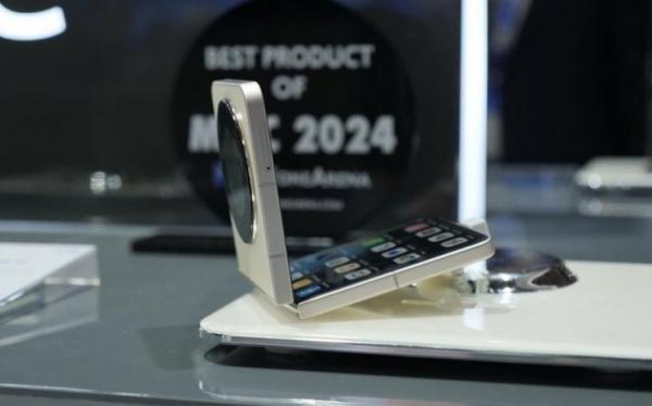 Недорогой складной смартфон nubia Flip 5G. Складной смартфон в корпусе из стекла и металла. Недорогой складной смартфон nubia Flip 5G. Складной смартфон в корпусе из стекла и металла. Фото.