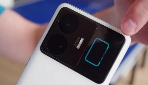 Мощный смартфон realme GT3 с самой быстрой зарядкой. Помимо крутых характеристик у этого смартфона интересная подсветка сзади. Фото.