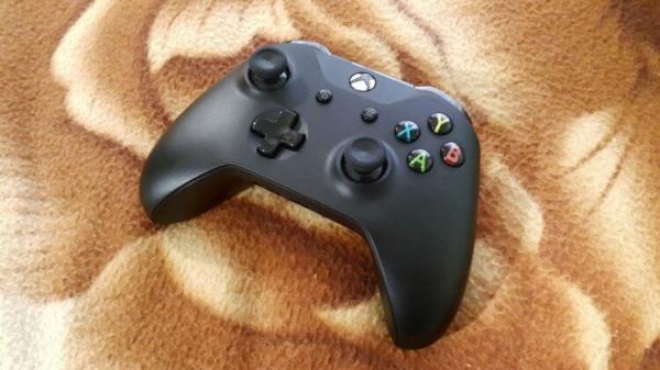Какой геймпад подойдет для смартфона и ПК. Если у вас есть Xbox, естественно, этот геймпад можно использовать и с ним. Фото.
