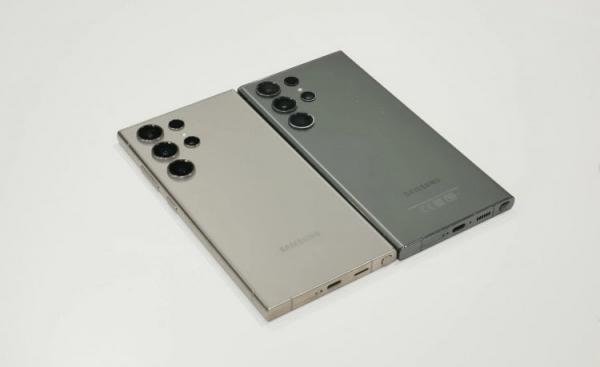 Чем Galaxy S24 Ultra отличается от Galaxy S23 Ultra. Как и младшие модели, Galaxy S24 Ultra (слева) получился более плоским по сравнению с предшественником S23 Ultra. Фото: MobileReviewcom. Фото.