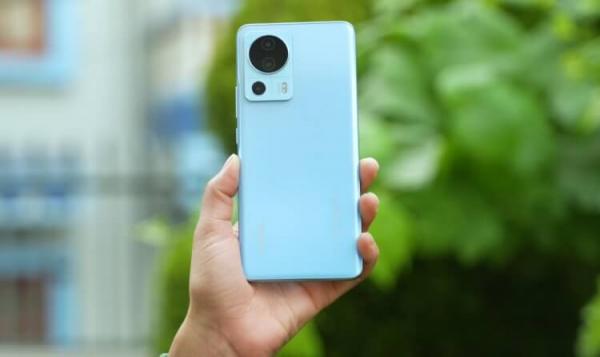 Женский смартфон Xiaomi 13 Lite. Женский смартфон от Xiaomi. Фото: GadgetByte. Фото.