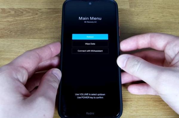Что делать, если Xiaomi перезагружается. Управление в Recovery Mode осуществляется через физические кнопки смартфона. Фото: Андроидник. Фото.